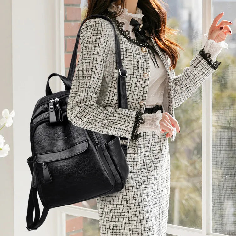 Mochila negra de piel suave