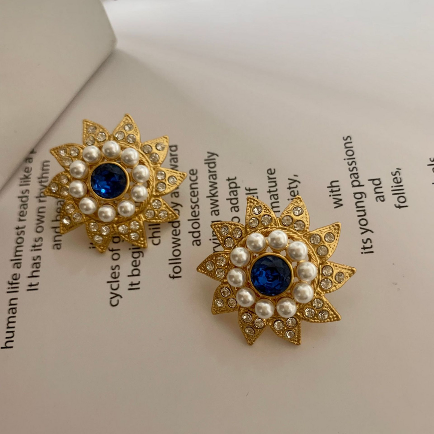 Pendientes de piedras preciosas azules de girasol