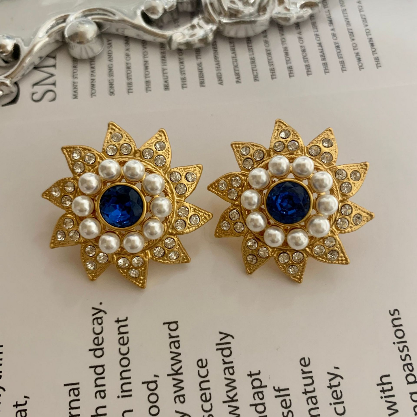 Pendientes de piedras preciosas azules de girasol