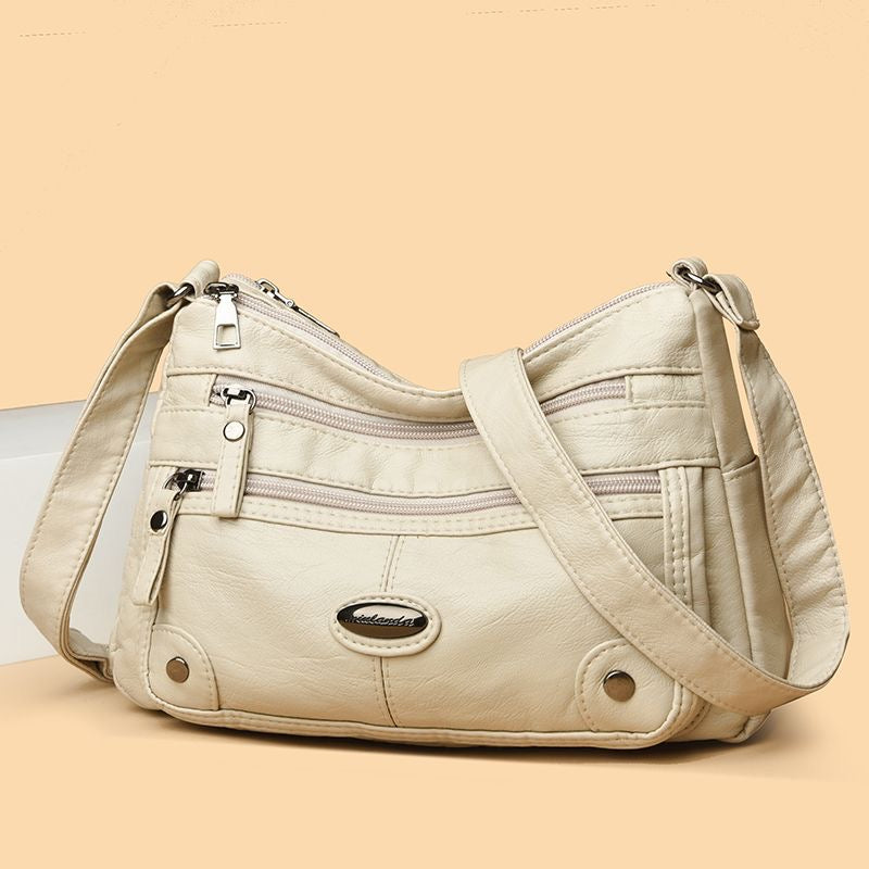 Bolso de piel con etiqueta de hierro ovalada