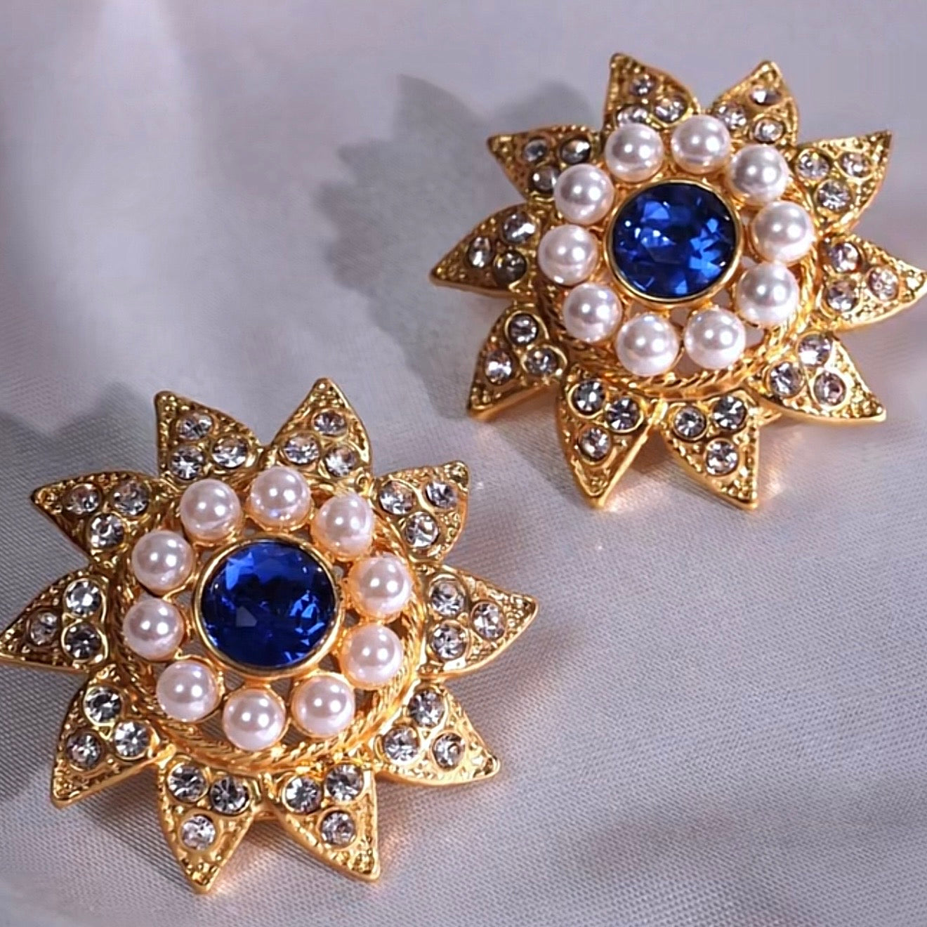 Pendientes de piedras preciosas azules de girasol