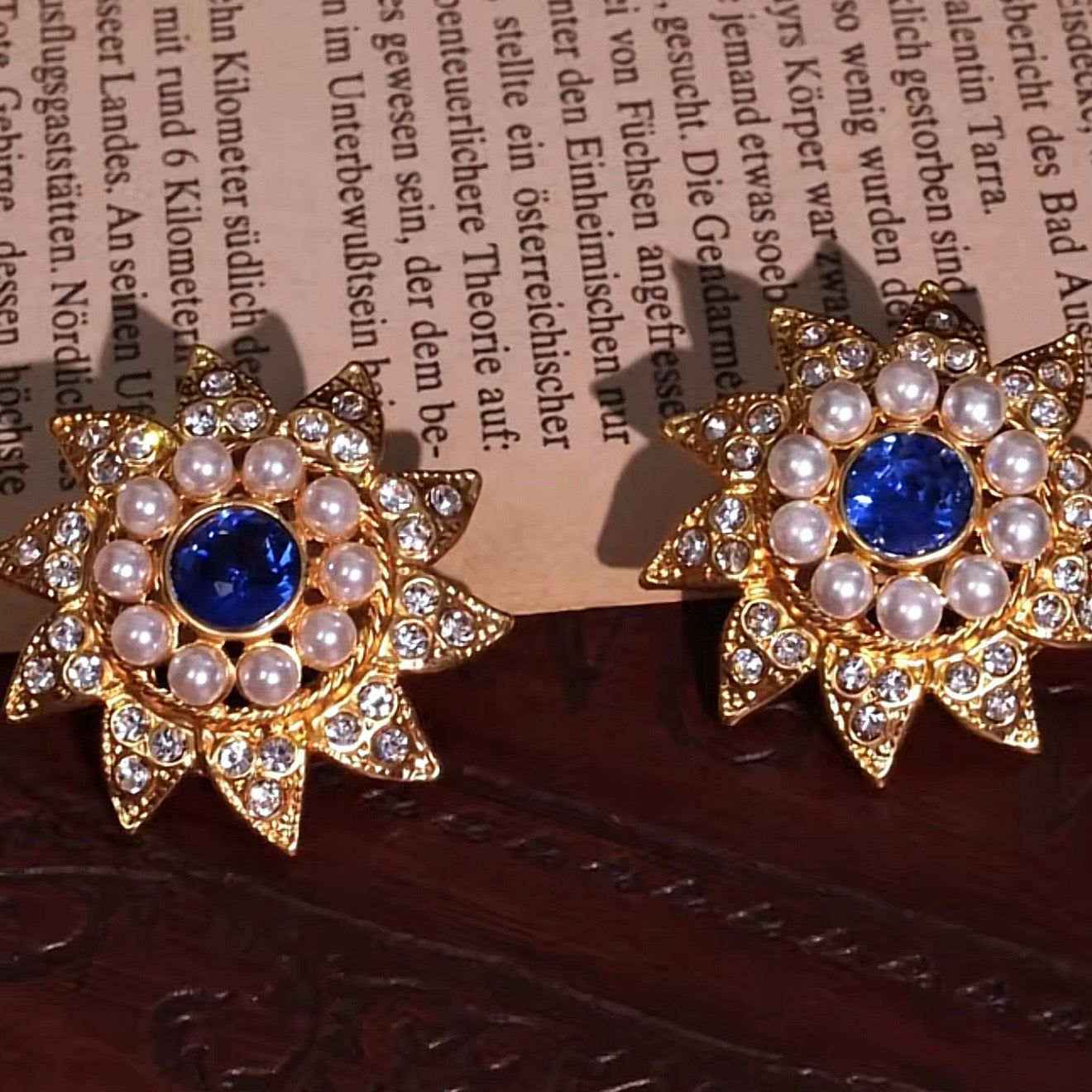 Pendientes de piedras preciosas azules de girasol