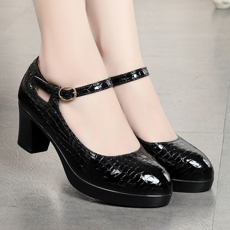 Tacones altos de piel con forma de cocodrilo