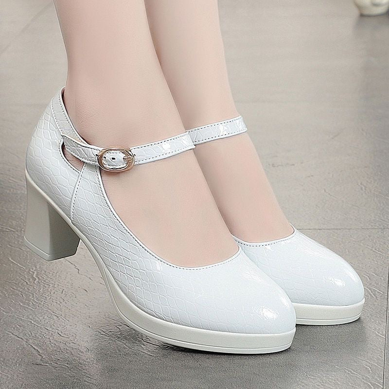 Tacones altos de piel con forma de cocodrilo