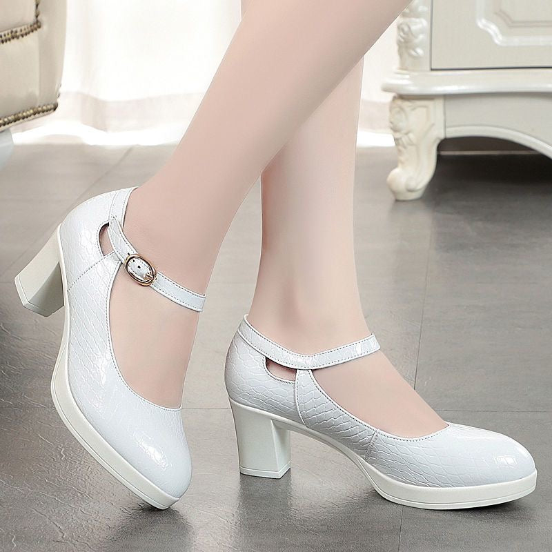 Tacones altos de piel con forma de cocodrilo