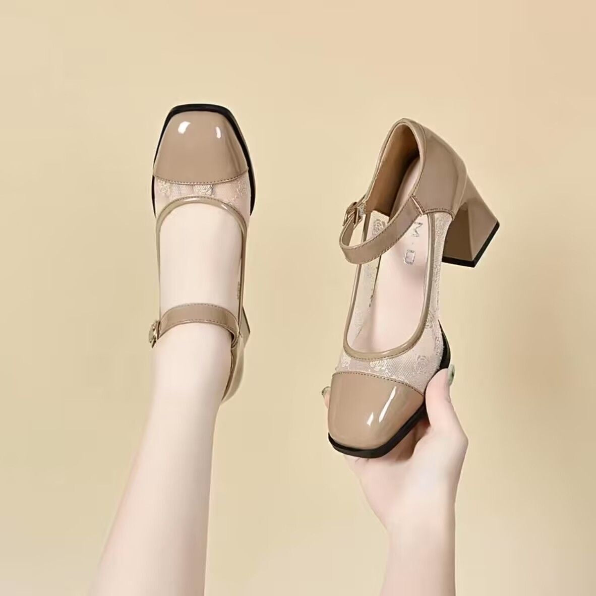 Zapatos de tacón de malla con logotipo