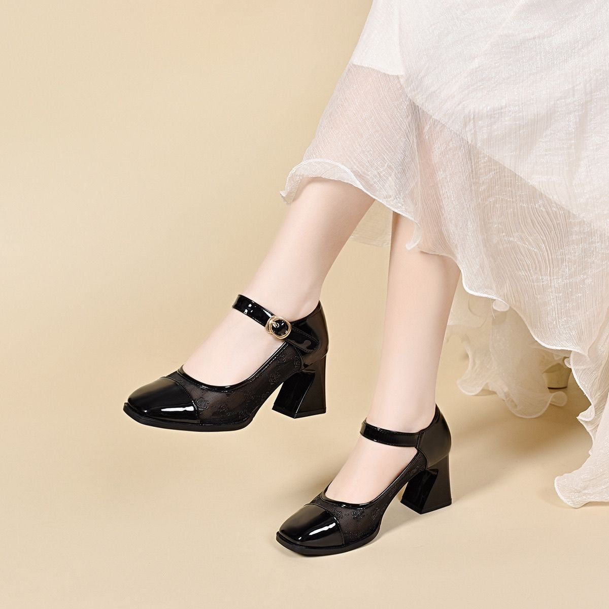 Zapatos de tacón de malla con logotipo