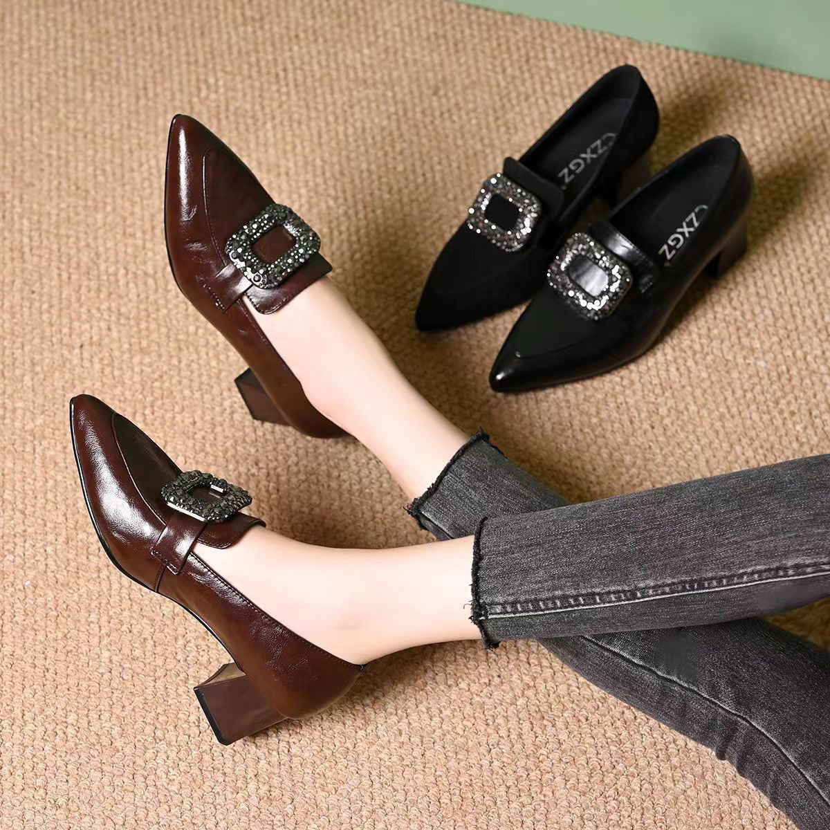 Zapatos de tacón grueso y suave con hebilla cuadrada