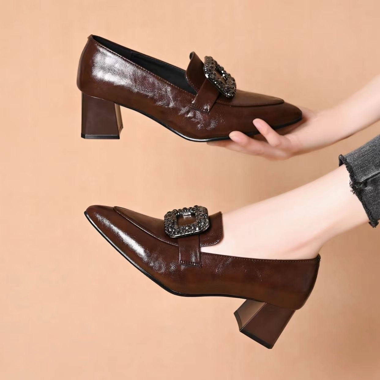 Zapatos de tacón grueso y suave con hebilla cuadrada