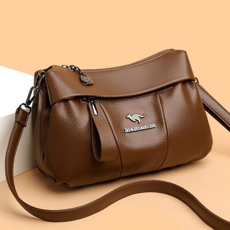 Bolso bandolera de piel suave con logotipo