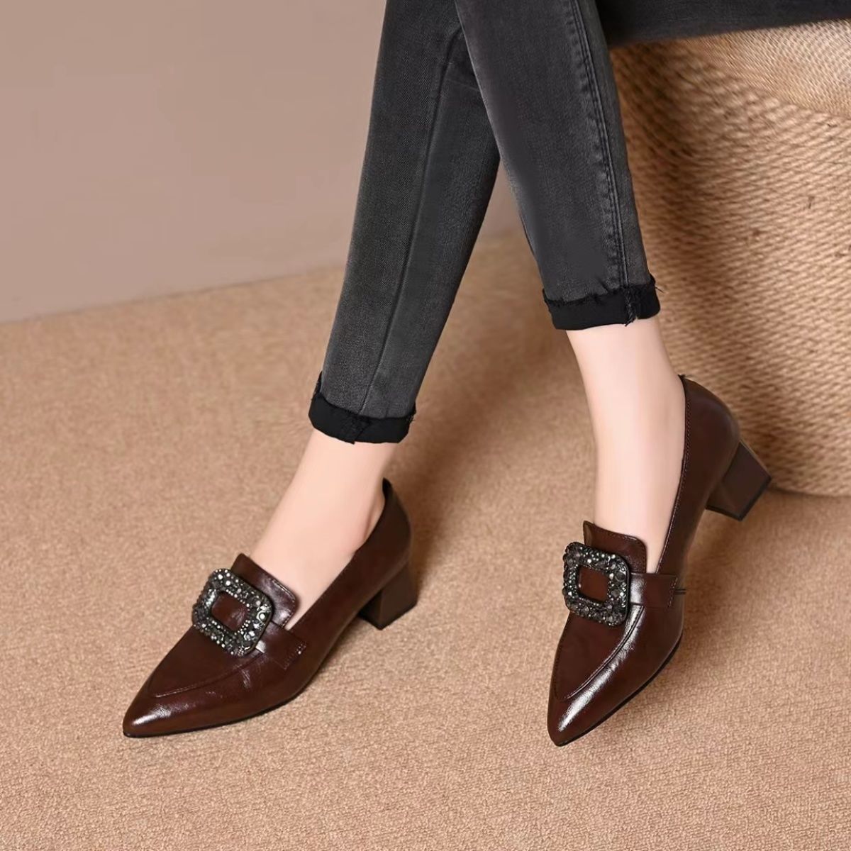 Zapatos de tacón grueso y suave con hebilla cuadrada