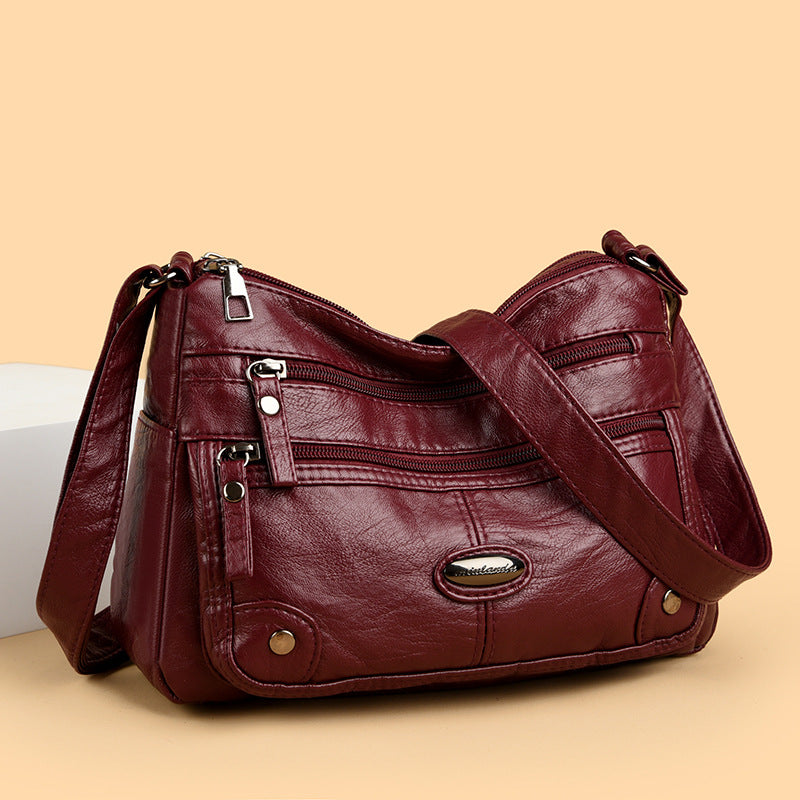 Bolso de piel con etiqueta de hierro ovalada