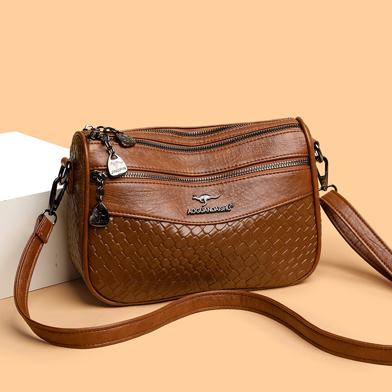 Bolso de hombro con cremallera tejida en cuero suave