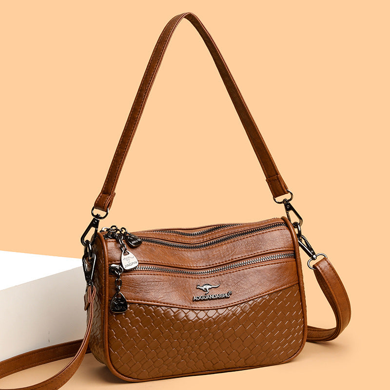 Bolso de hombro con cremallera tejida en cuero suave