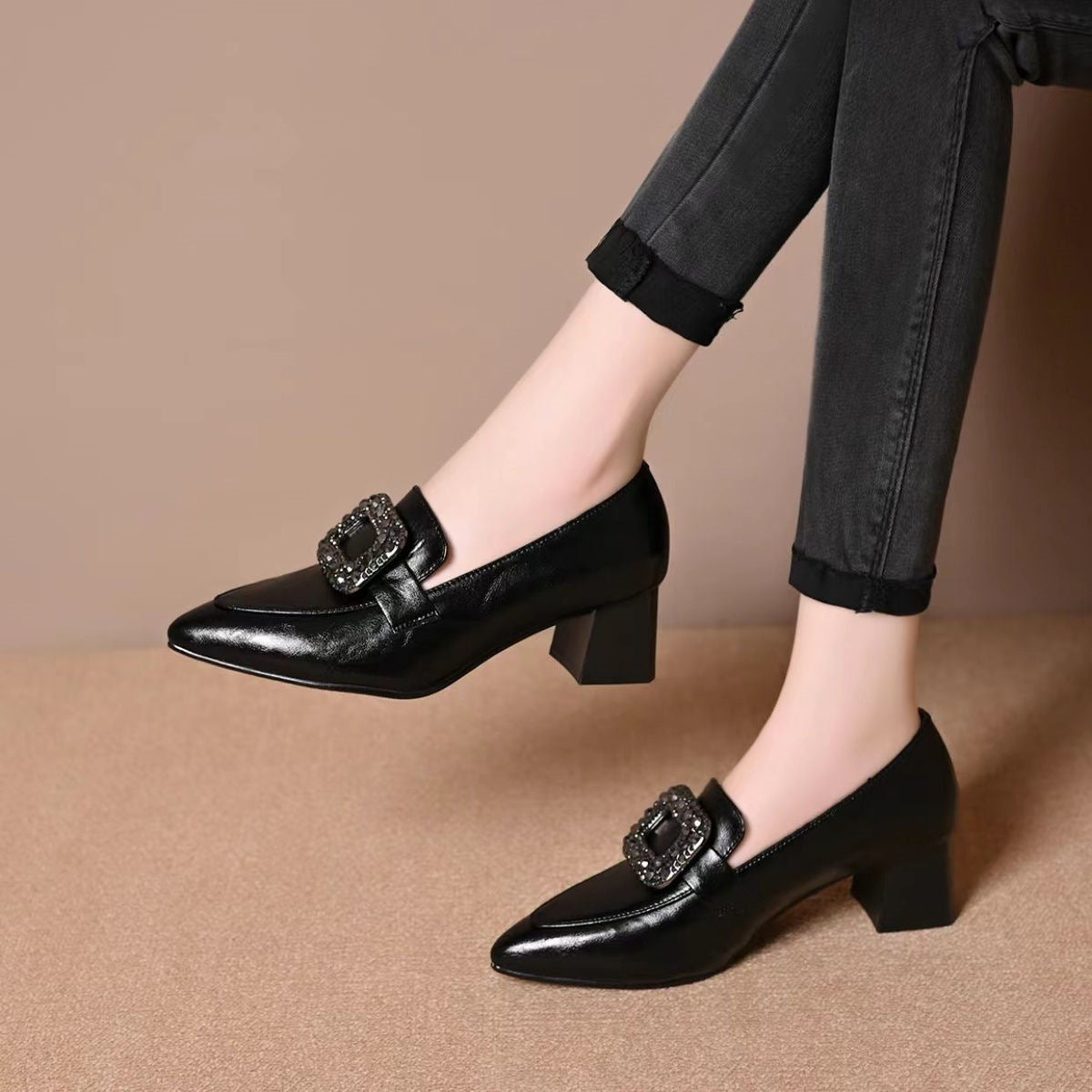 Zapatos de tacón grueso y suave con hebilla cuadrada