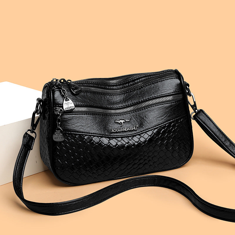 Bolso de hombro con cremallera tejida en cuero suave