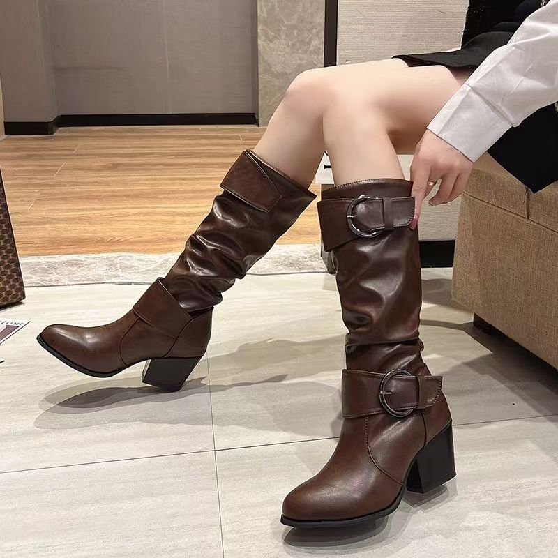 Botas de tacón alto con hebilla