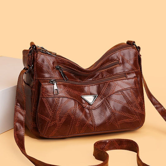 Bolso bandolera con textura de piel