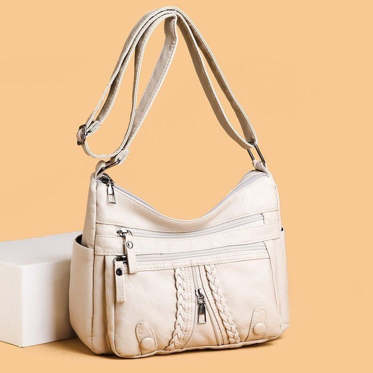 Bolso de piel con adornos de cremallera