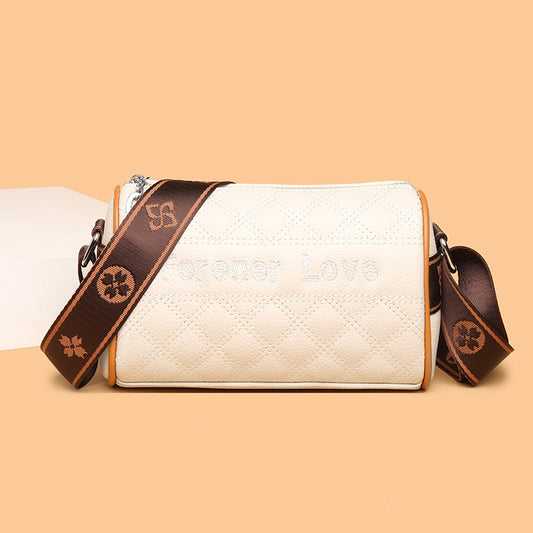 Bolso de piel con letras