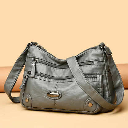Bolso de piel con etiqueta de hierro ovalada