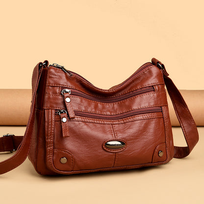 Bolso de piel con etiqueta de hierro ovalada