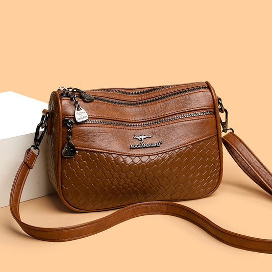 Bolso de hombro con cremallera tejida en cuero suave
